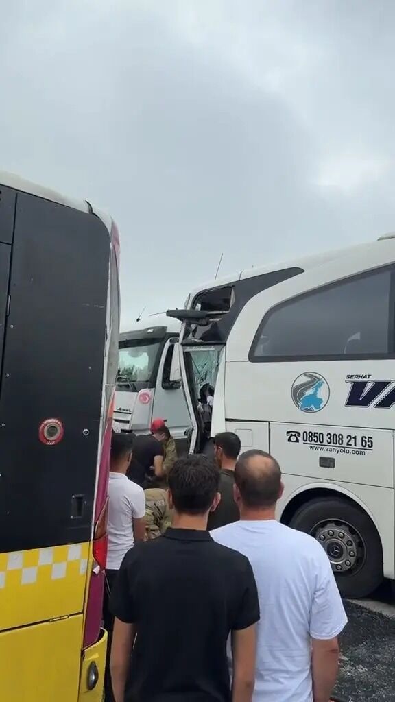 Feci Kaza... Yolcu Otobüsü İett Otobüsüne Çarptı! (3)