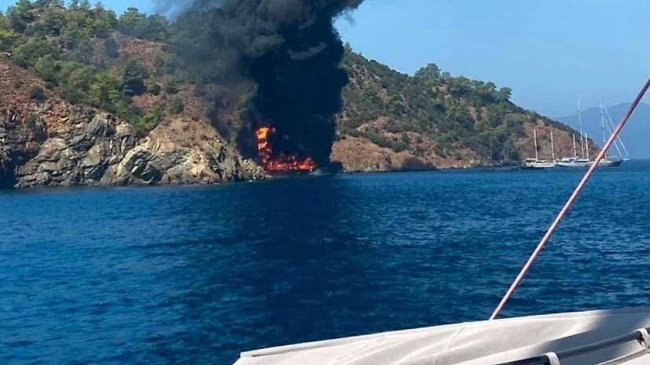 Fethiye'de Gezi Teknesi Alev Aldı 11