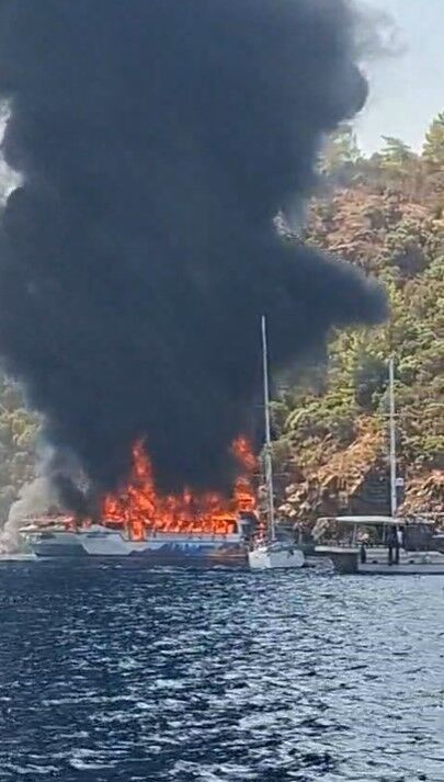 Fethiyede Gezi Teknesi Alev Aldi 115 Kisi Denize Atladi 1 1