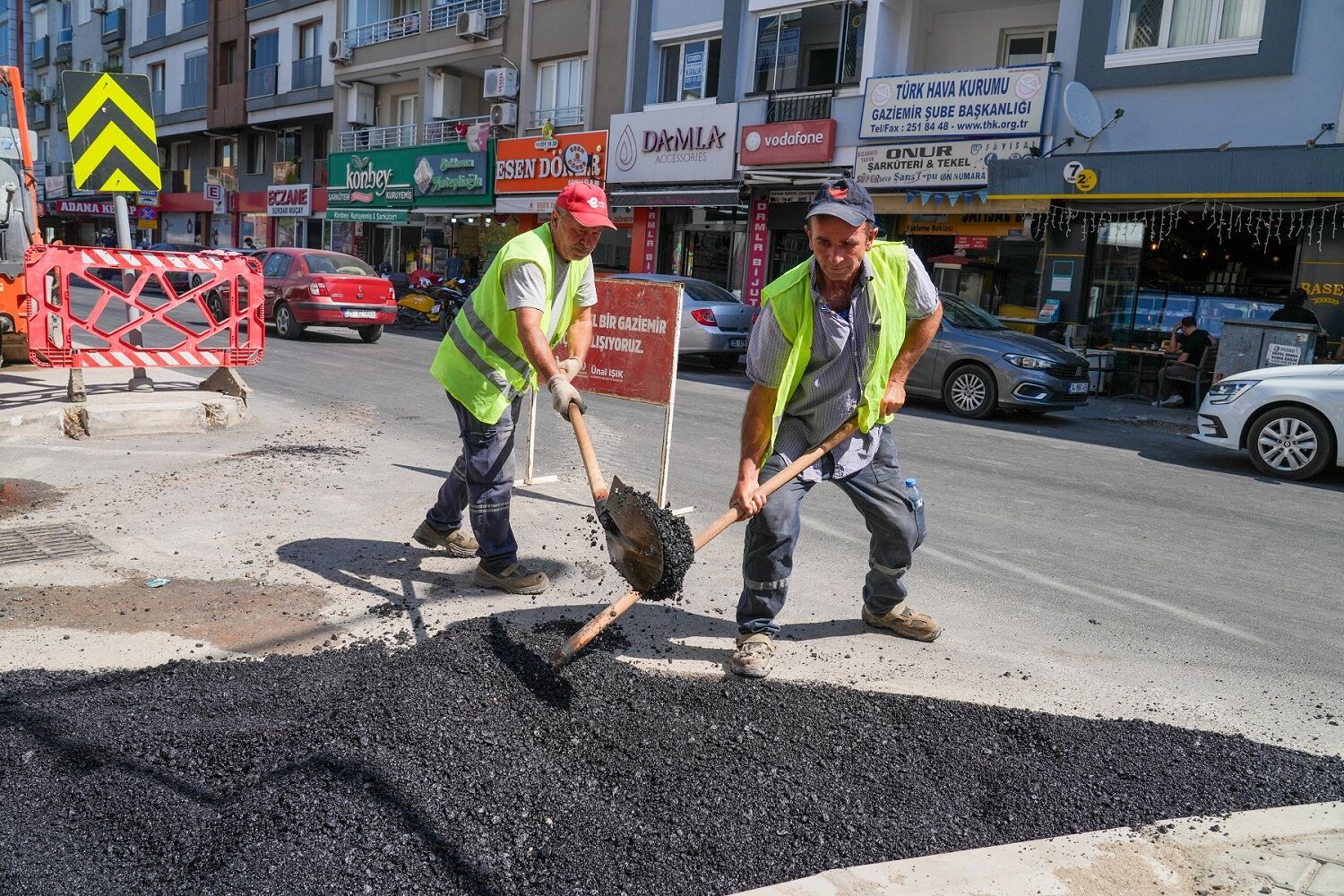 Gaziemir’de Bozulan Yollara Sıcak Asfalt Dokunuşu Yeni Ihale De Yolda! (3)