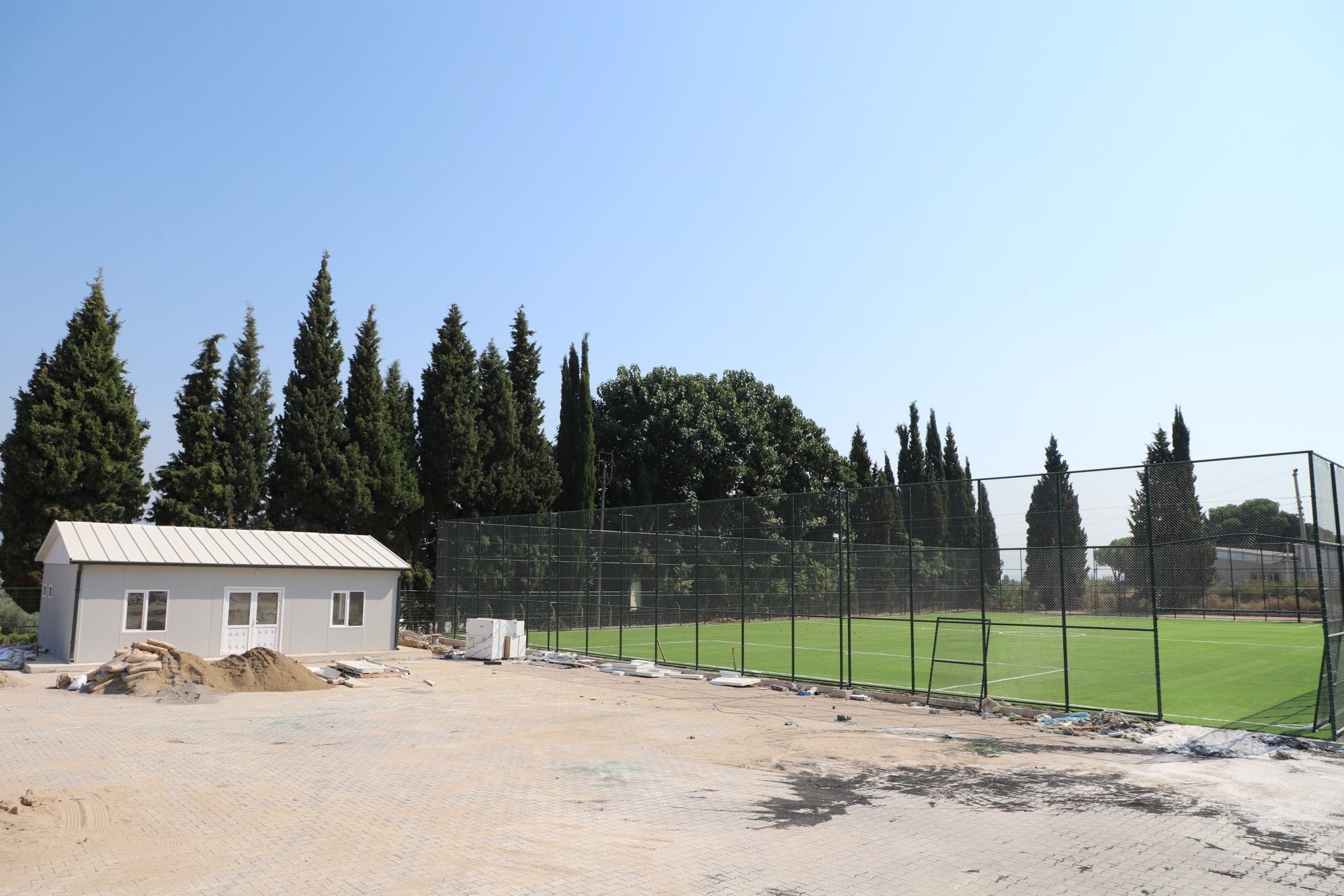 Gençler Güvenle Spor Yapsın Diye Avşar Halı Sahası Modernleşiyor (4)