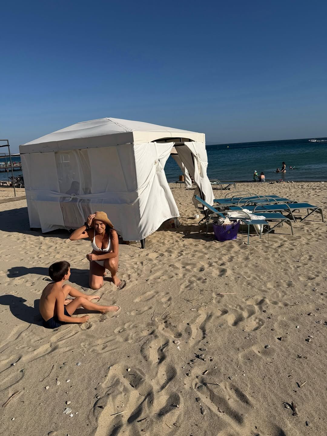 Hülya Avşar Yine Doğal Yine Fit! Tatil Pozları Gündem Oldu (2)