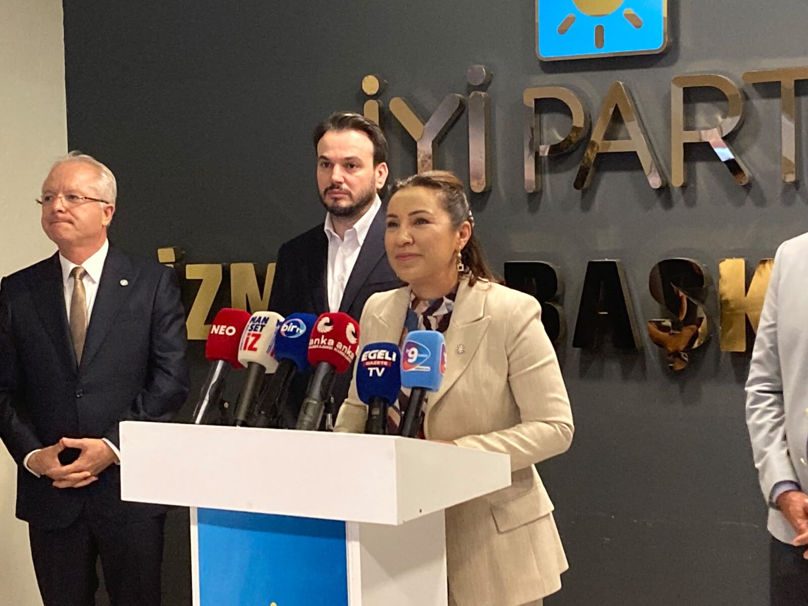 İyi̇ Parti’den Sıcak Sorular Teğmene Ihraç Teröre Af Mı (2)