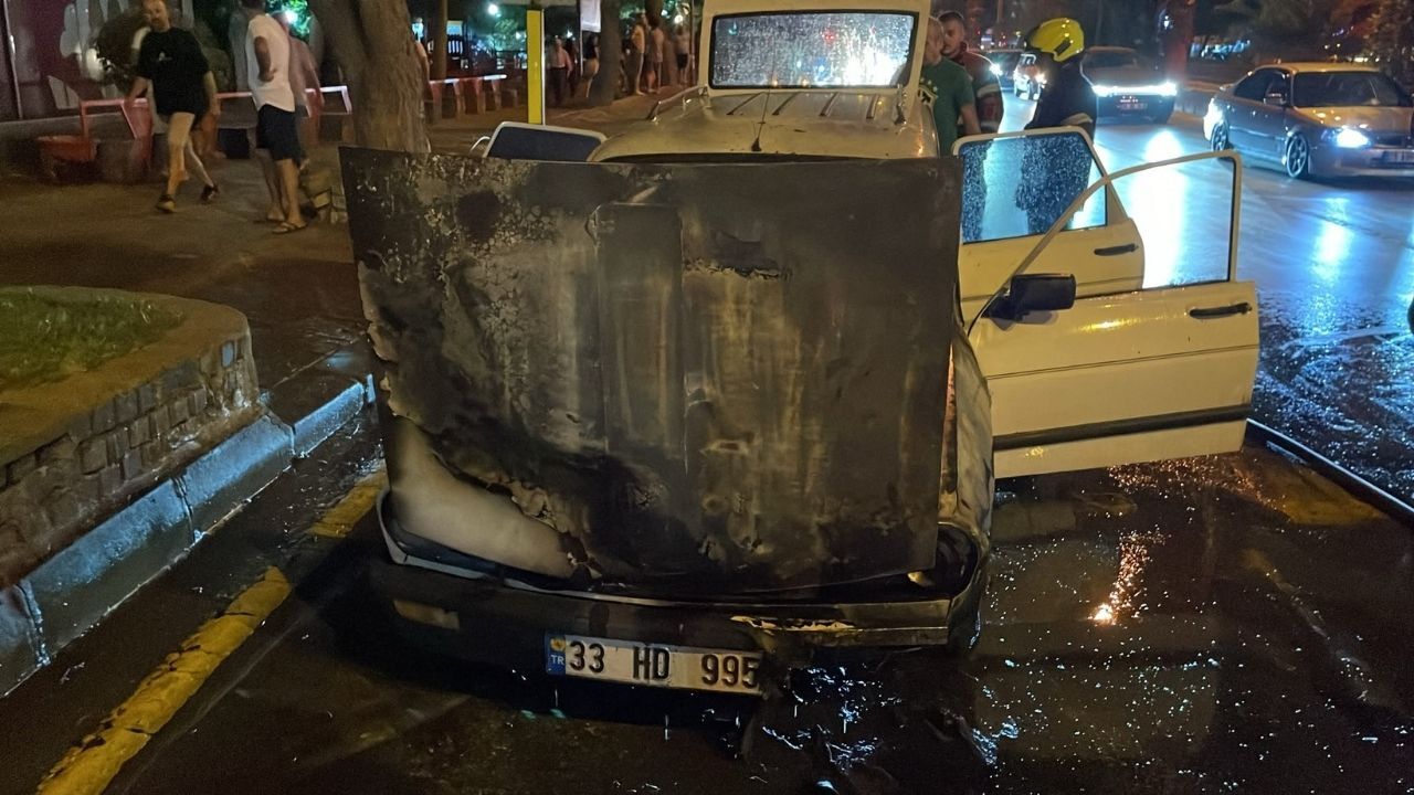 İzmir Bulvarı Üzerinde Seyir Halindeyken Alev Alan Otomobil Kül Oldu1