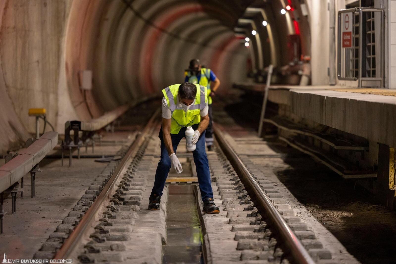 İzmir Metrosu’nda Gece Mesaisi! Herkes Uyurken Onların Görevi Başlıyor (1)