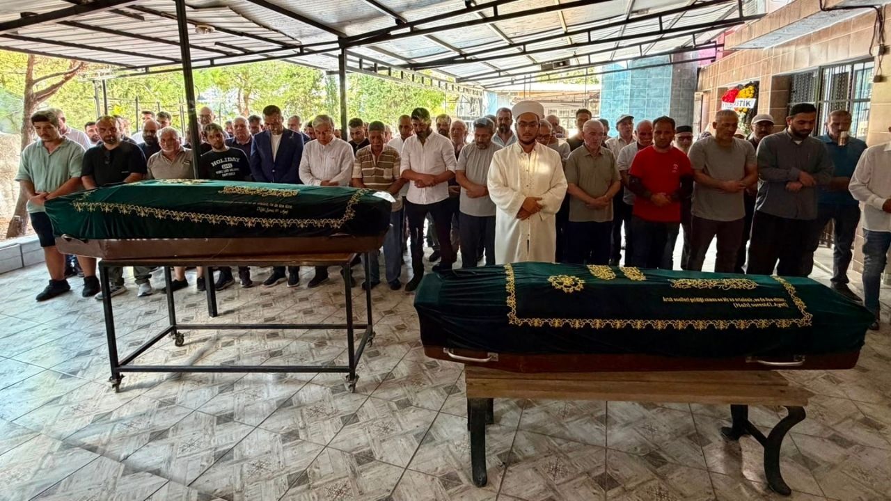 İzmir'de Acı Veda Yangında Hayatını Kaybeden Anneanne Ile Torunu Toprağa Verildi1