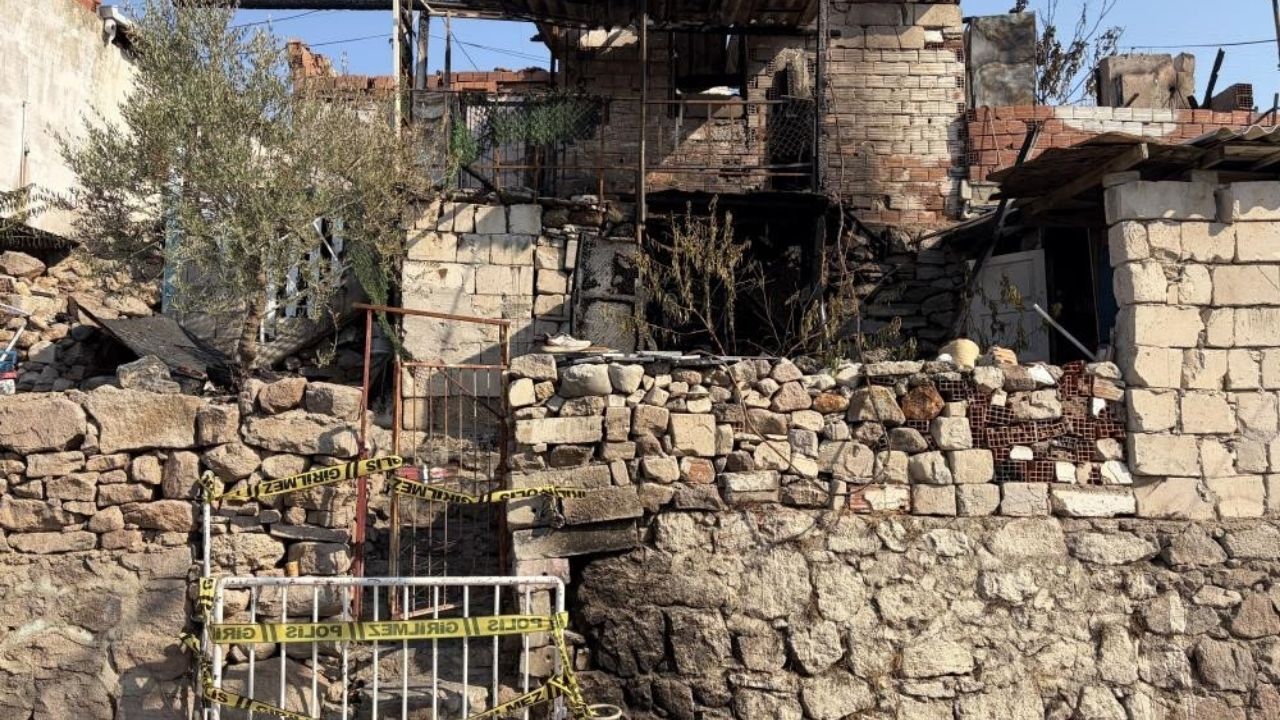 İzmir'de Acı Veda Yangında Hayatını Kaybeden Anneanne Ile Torunu Toprağa Verildi2