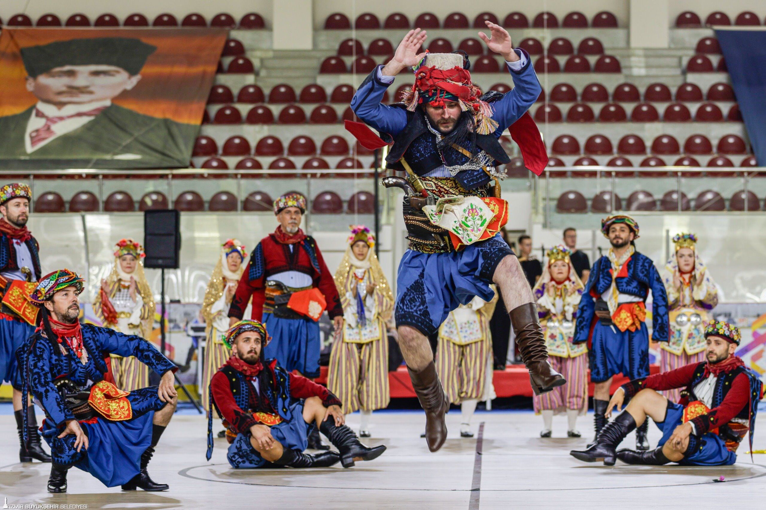 İzmir'de Balkan Rüzgarı Kursiyerlerden Unutulmaz Final Gösterisi! (1)