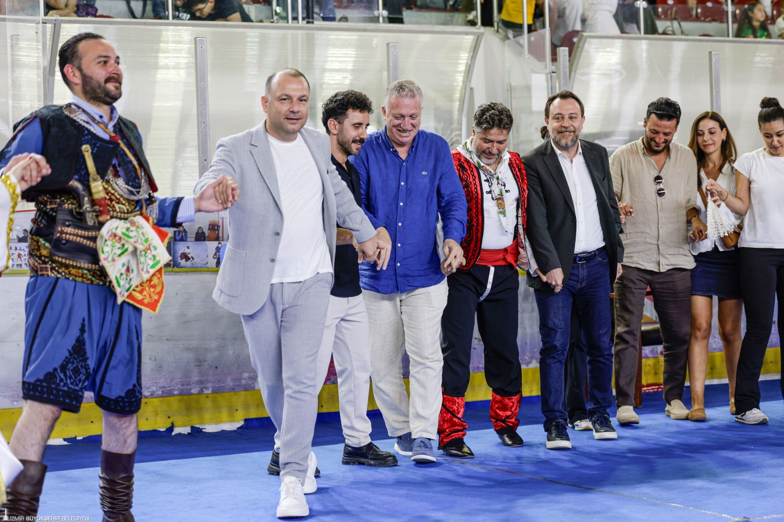 İzmir'de Balkan Rüzgarı Kursiyerlerden Unutulmaz Final Gösterisi! (2)