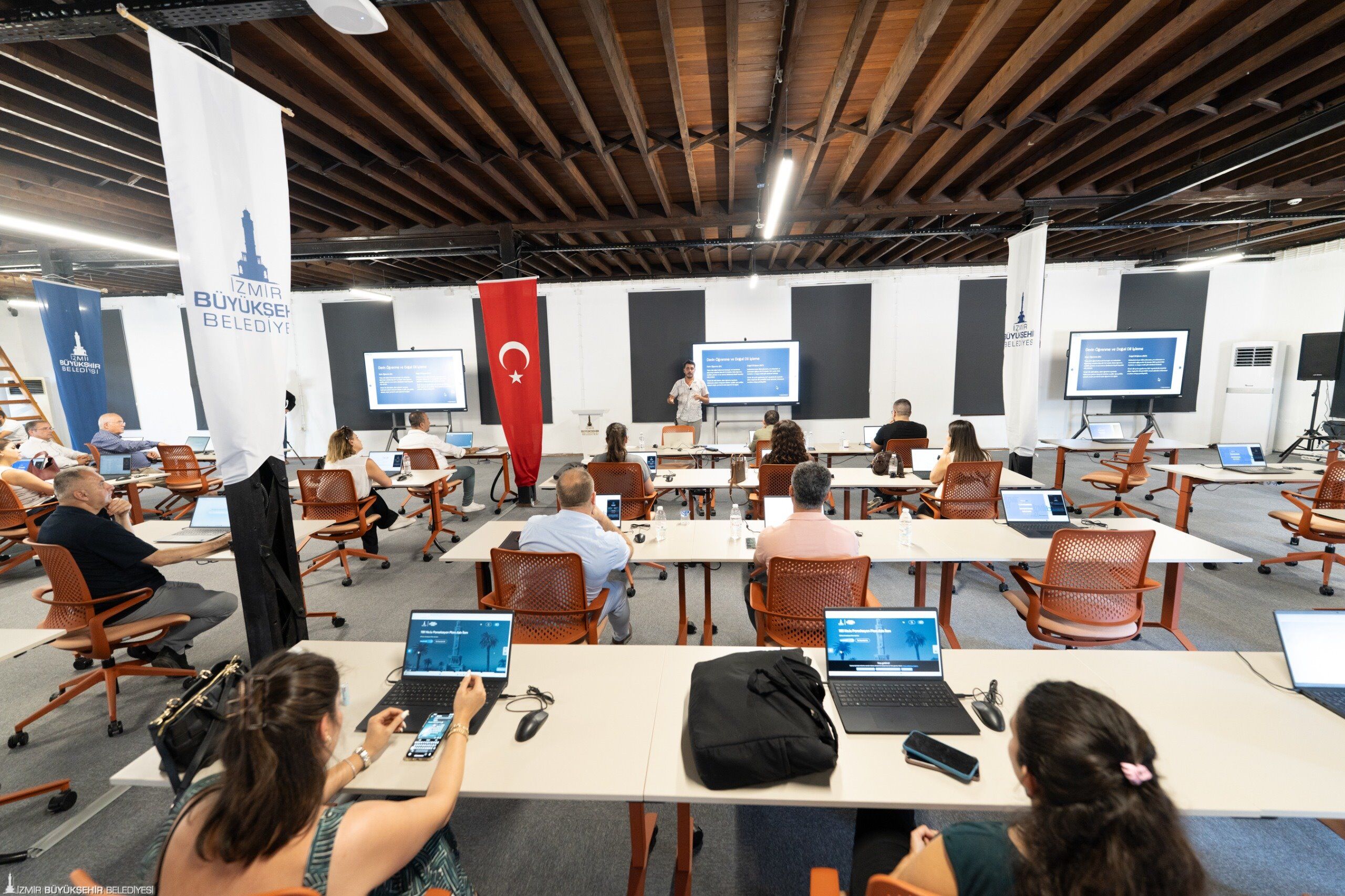 İzmir’de Belediye Ve Esnafa Yapay Zeka Eğitimi (6)