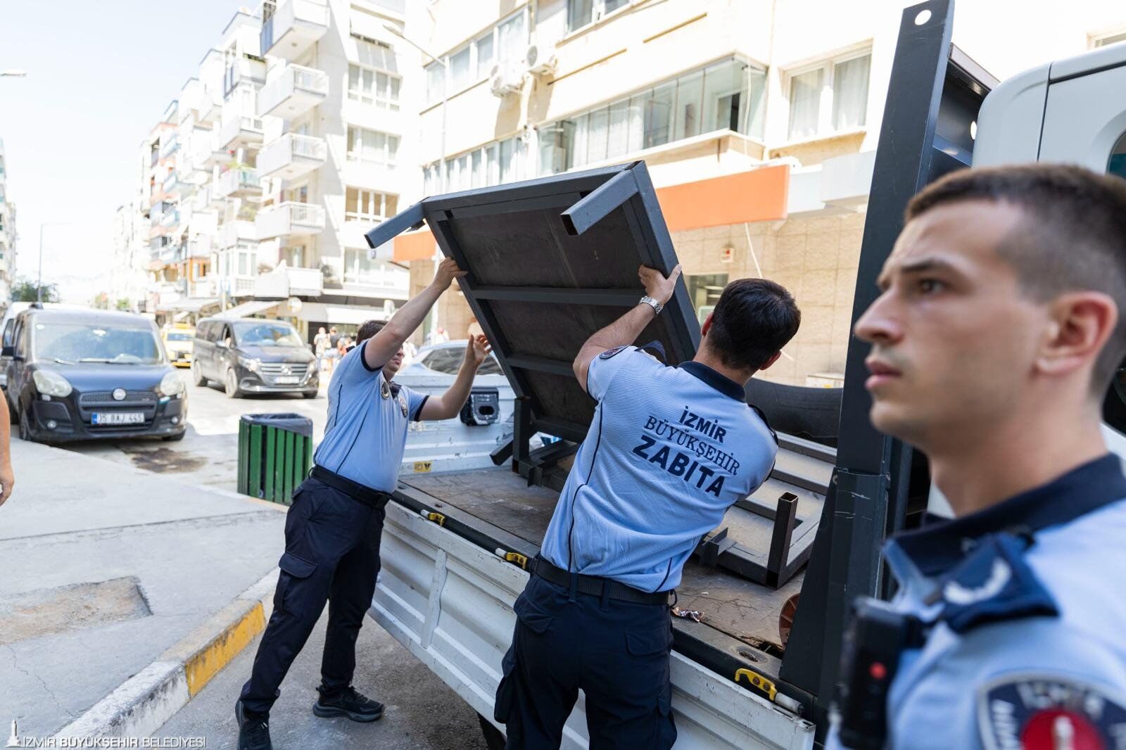 İzmir’de Kaldırımları Işgal Eden Işletmelere Denetim (1)-1
