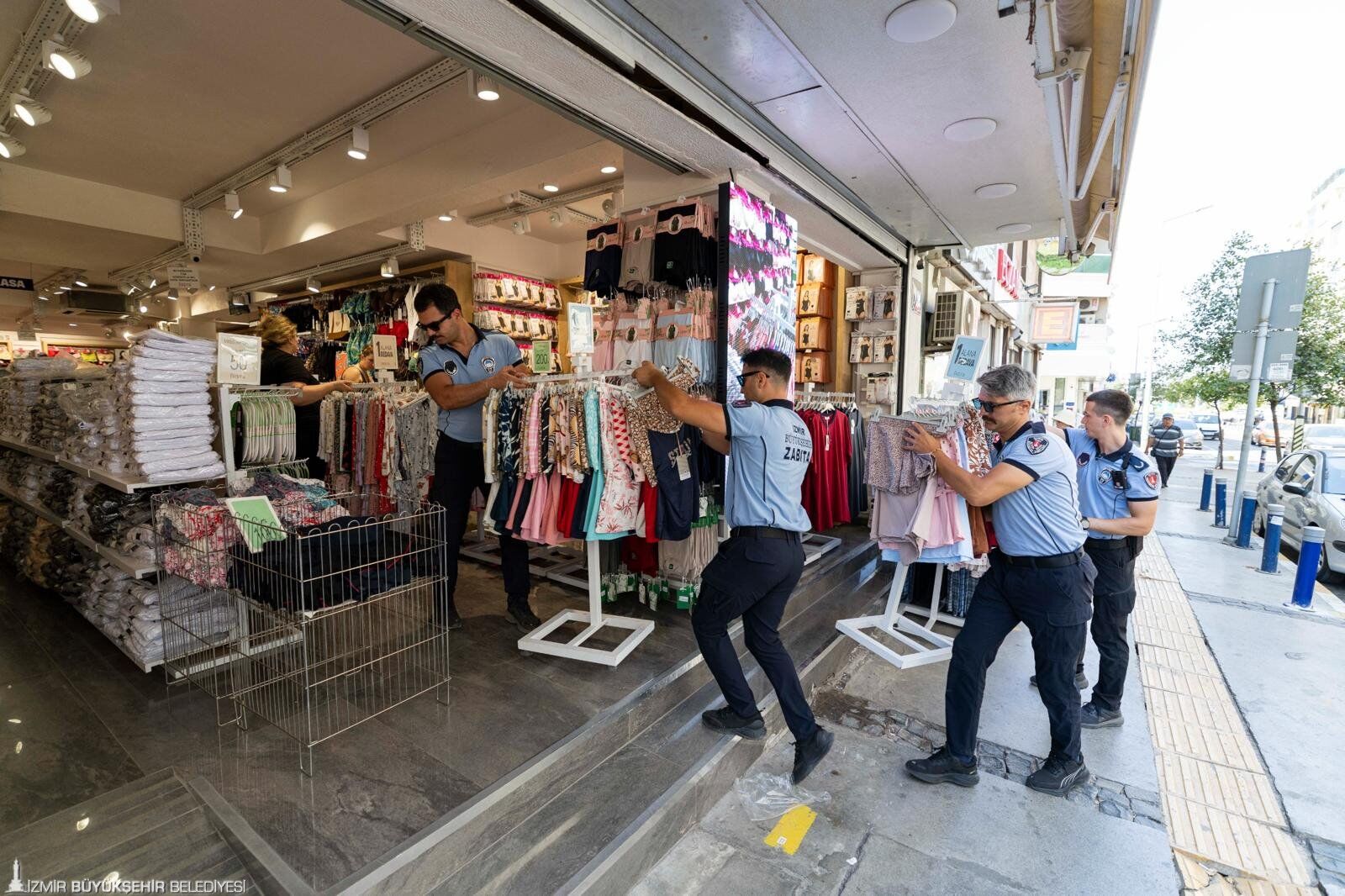 İzmir’de Kaldırımları Işgal Eden Işletmelere Denetim (3)
