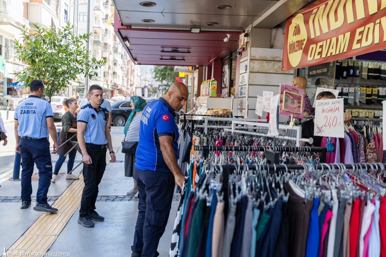 İzmir’de Kaldırımları Işgal Eden Işletmelere Denetim (4)