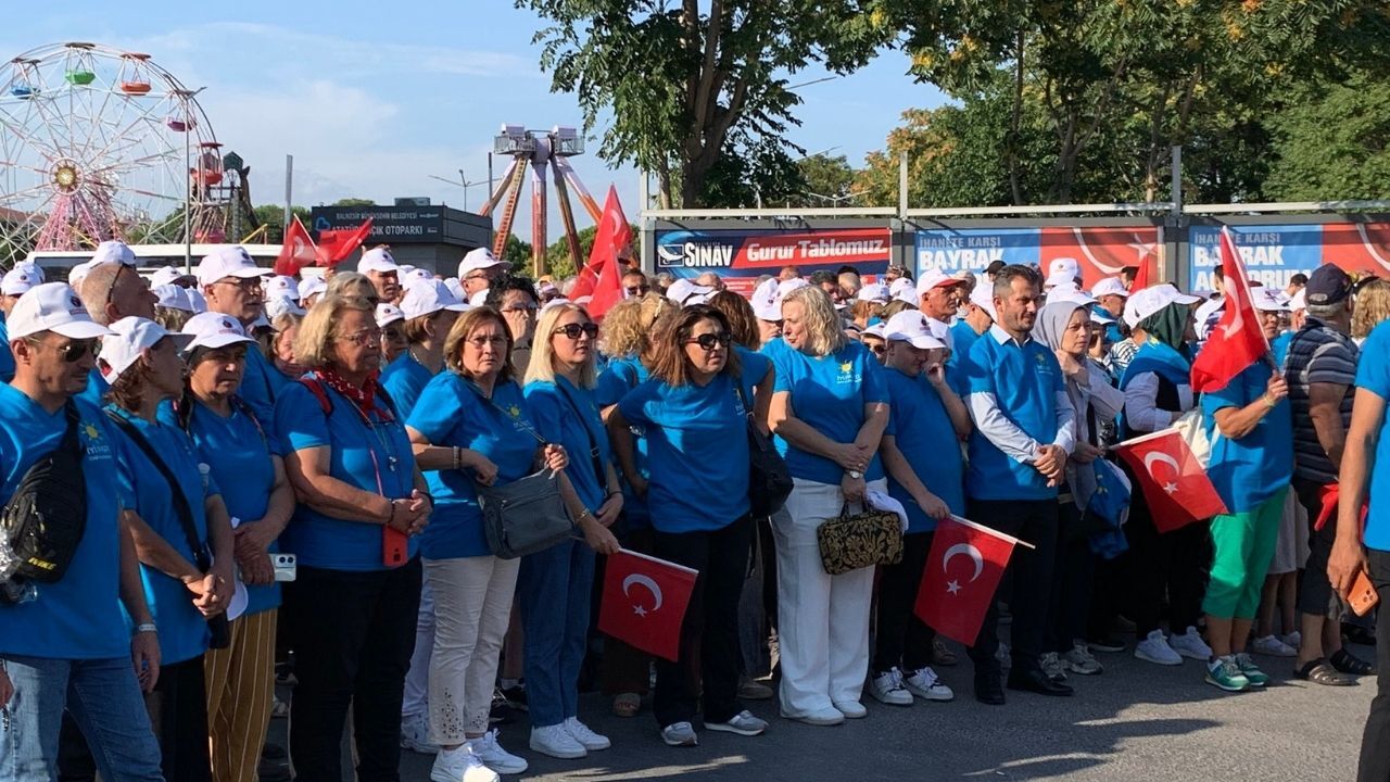 İzmir’den Balıkesir’e “Bayrak Açma” Çıkarması İyi̇ Parti’den Çerçeve Yasaya Tepki!