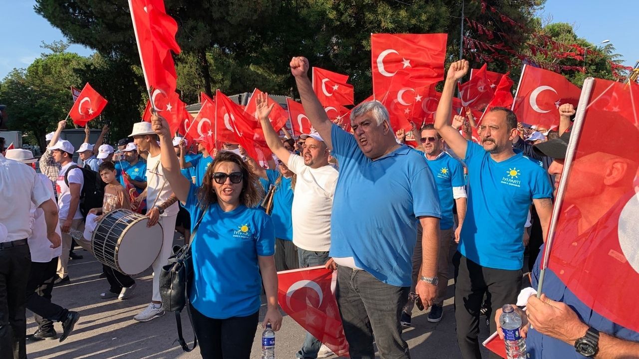 İzmir’den Balıkesir’e “Bayrak Açma” Çıkarması İyi̇ Parti’den Çerçeve Yasaya Tepki!1