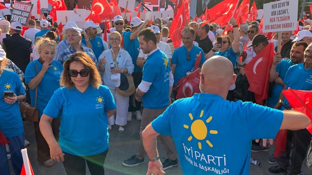 İzmir’den Balıkesir’e “Bayrak Açma” Çıkarması İyi̇ Parti’den Çerçeve Yasaya Tepki!2