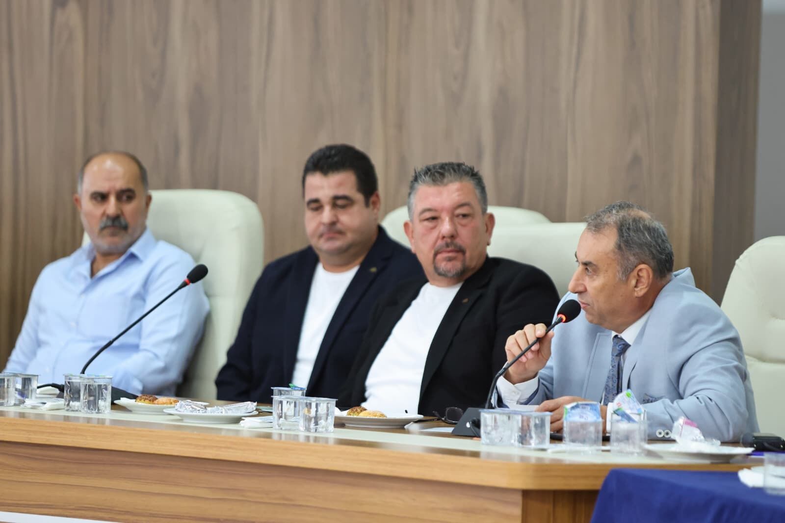 Karabağlar’da Esnafla Ruhsat Ve Imar Sorunları Masaya Yatırıldı (5)
