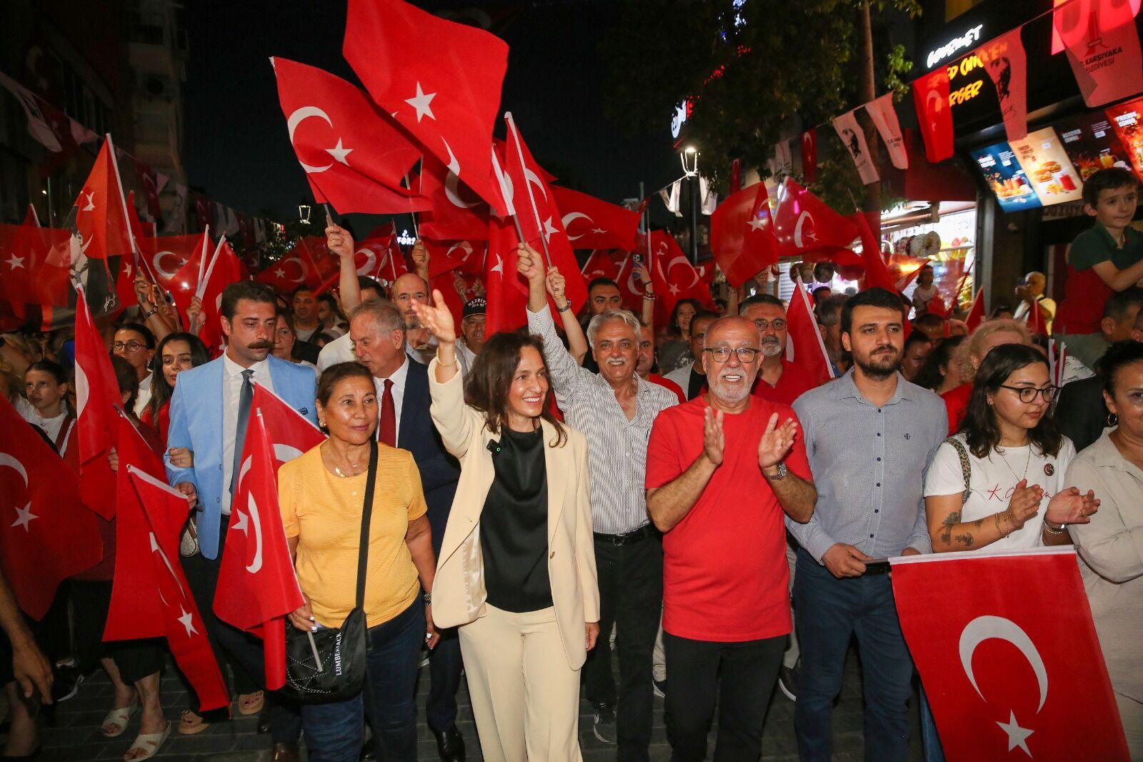 Karşıyaka Çarşısı Kırmızı Beyaz! (1)