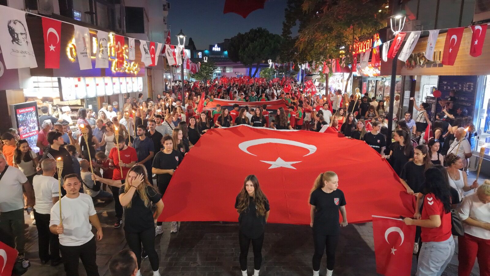 Karşıyaka Çarşısı Kırmızı Beyaz! (3)