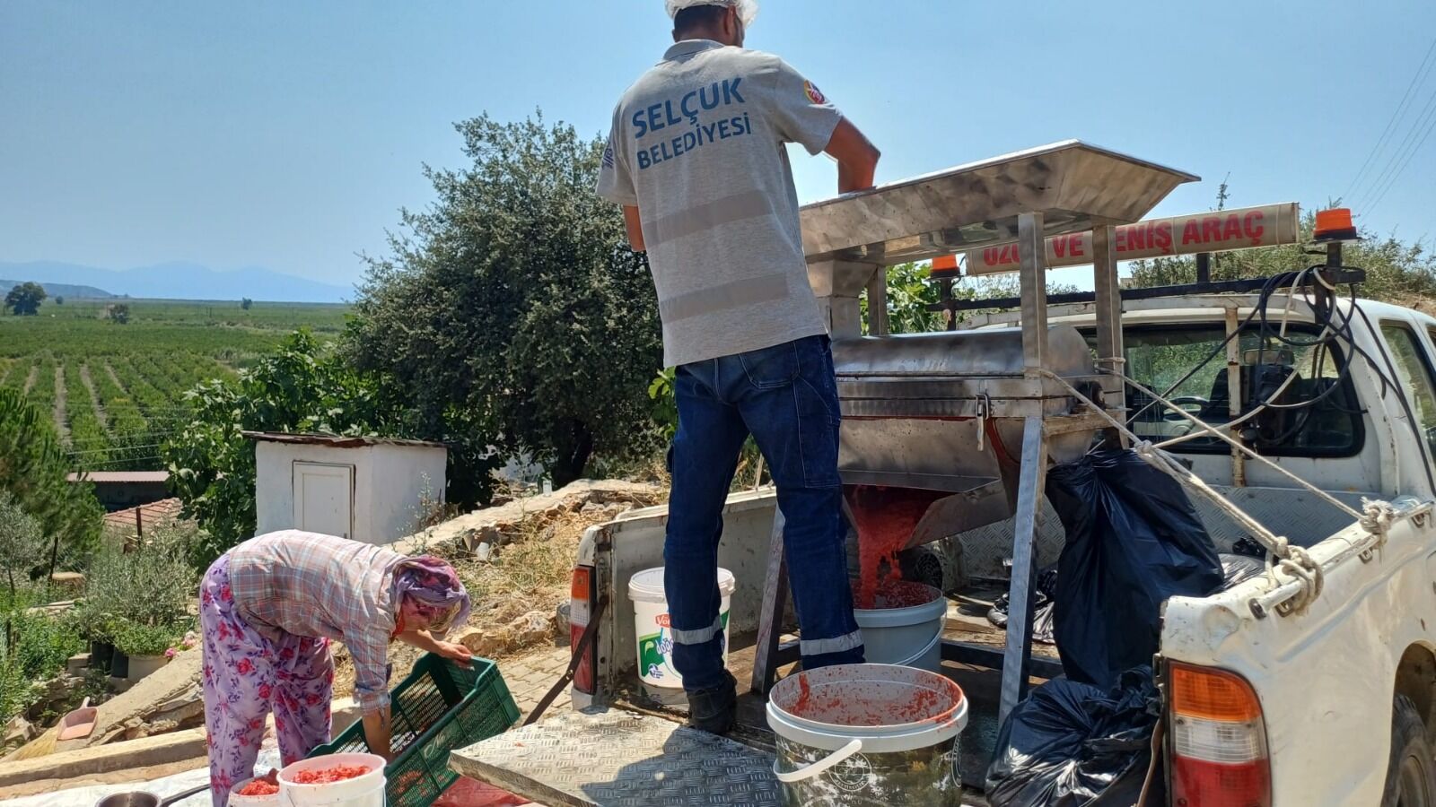 Kışlık Salçalar Belediyeden! Mobil Salça Makinesi Mahalle Mahalle Geziyor (2)