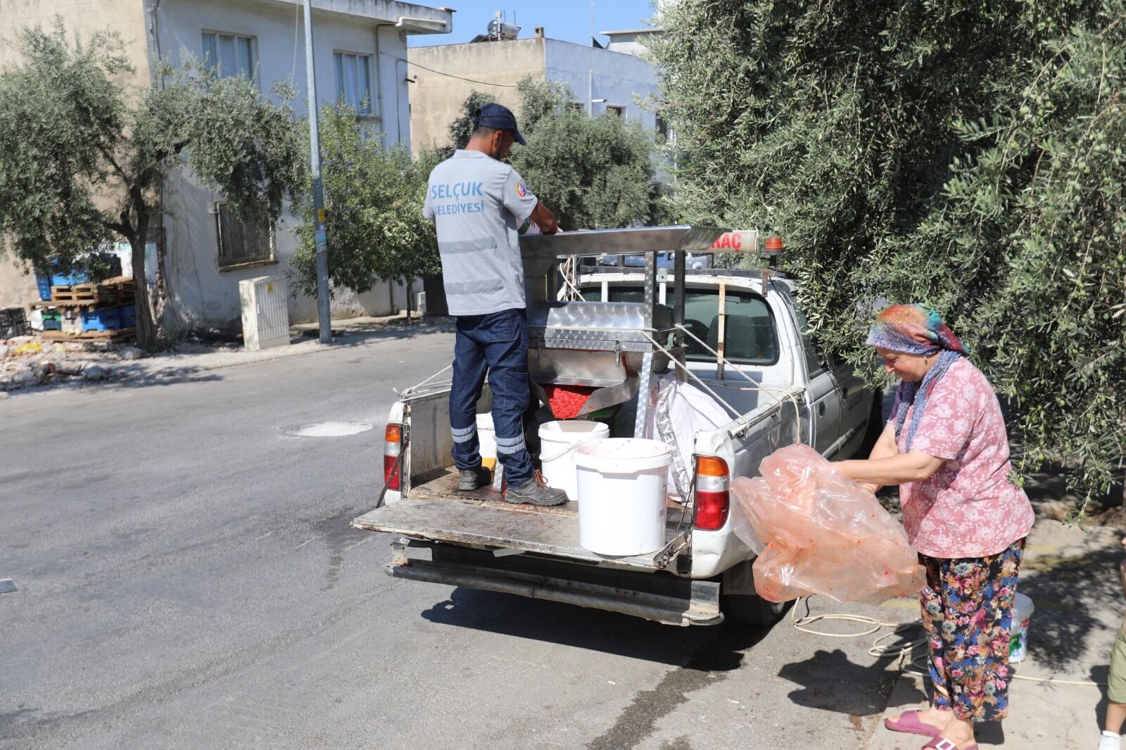 Kışlık Salçalar Belediyeden! Mobil Salça Makinesi Mahalle Mahalle Geziyor (5)