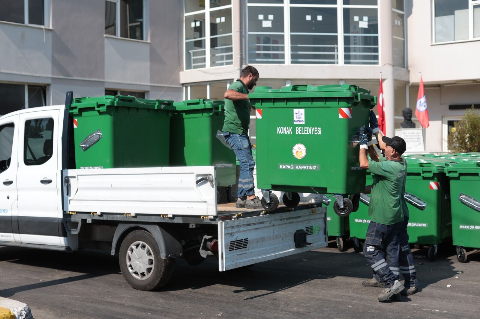 Konak'ta Hem Yeni Konteynerler Sahada Hem Eskiler Bakımda (1)