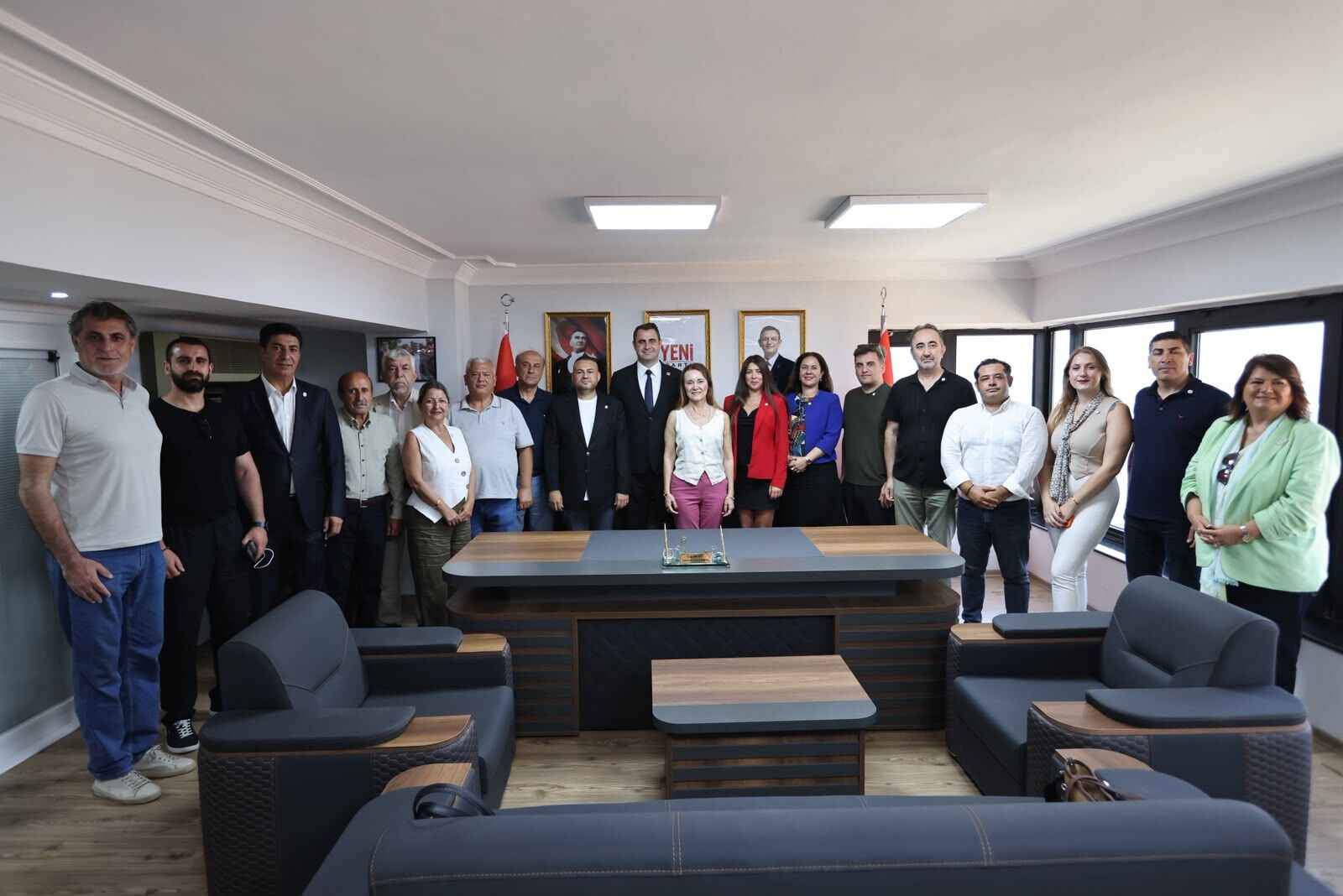 Konak'ta Yeni̇ Parti Rüzgarı Başkan Mutlu Ve 19 Meclis Üyesi Rozet Taktı! (2)