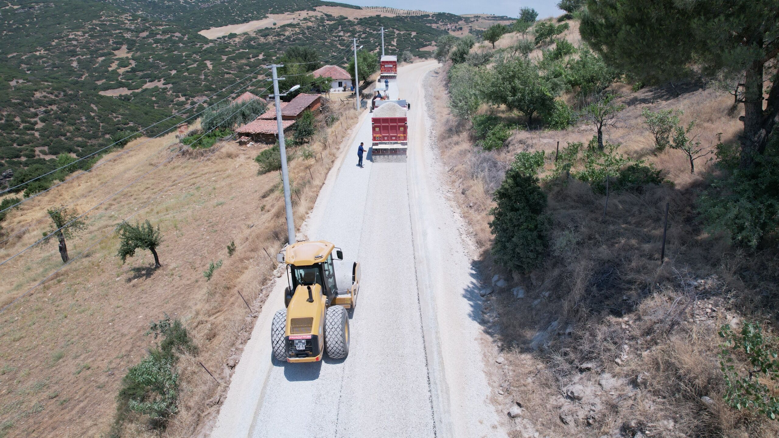 Kula’da 10 Yıllık Yol Çilesi Sona Eriyor Büyükşehir Ekipleri Sahada (1)