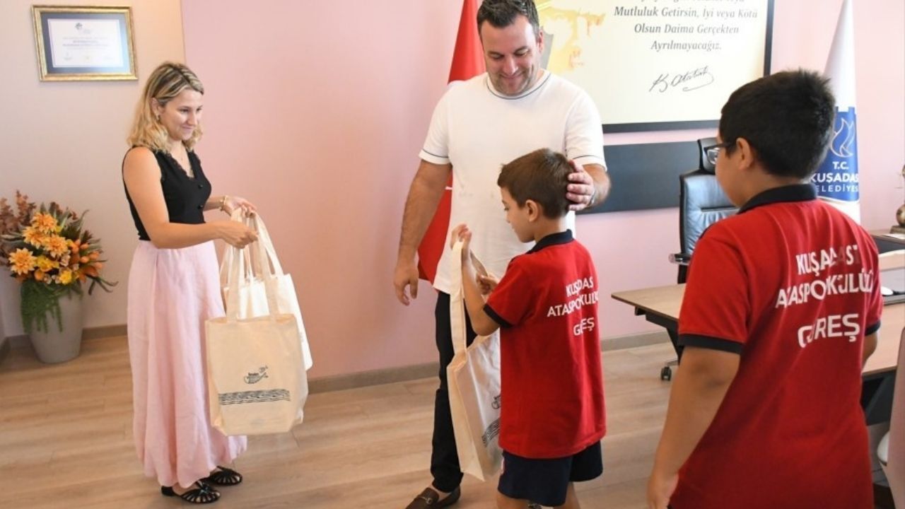 Kuşadalı Genç Güreşçilerden Başkan Tahsin Demirtaş'a Ziyaret1