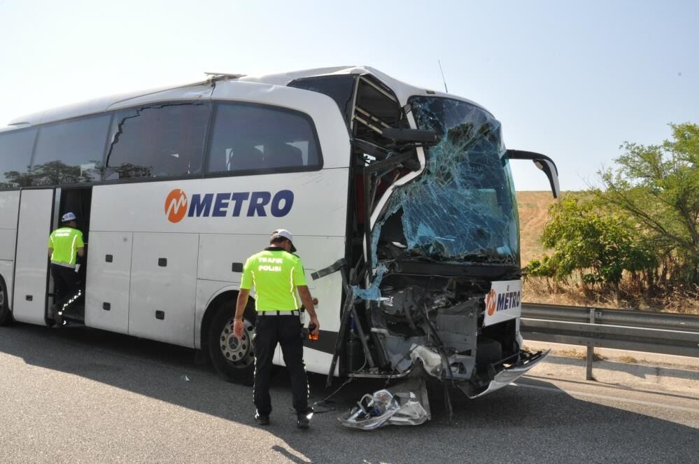 Manisa Otobüs Kamyon Kaza