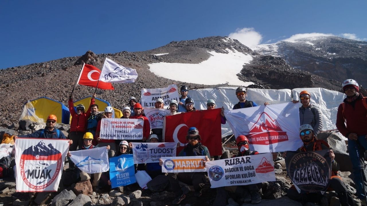 Manisalı Dağcıdan Ağrı Dağı'nda 30 Ağustos Kutlaması1