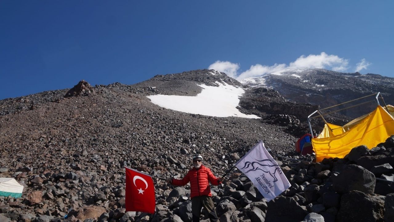 Manisalı Dağcıdan Ağrı Dağı'nda 30 Ağustos Kutlaması3