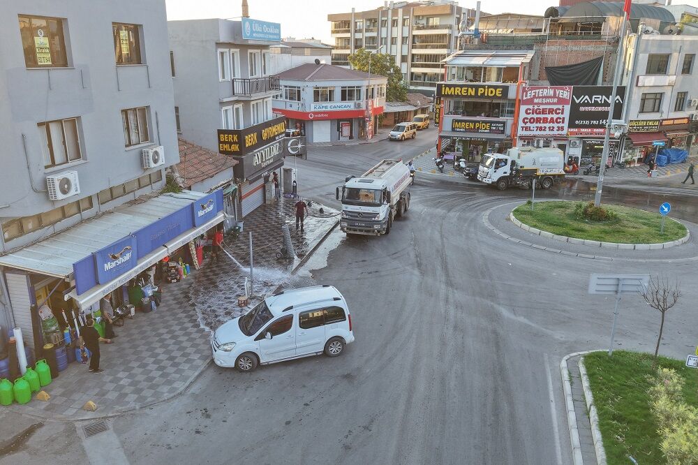 Menderes'in Sabah Mesaisi Temizlikle Başladı! (3)