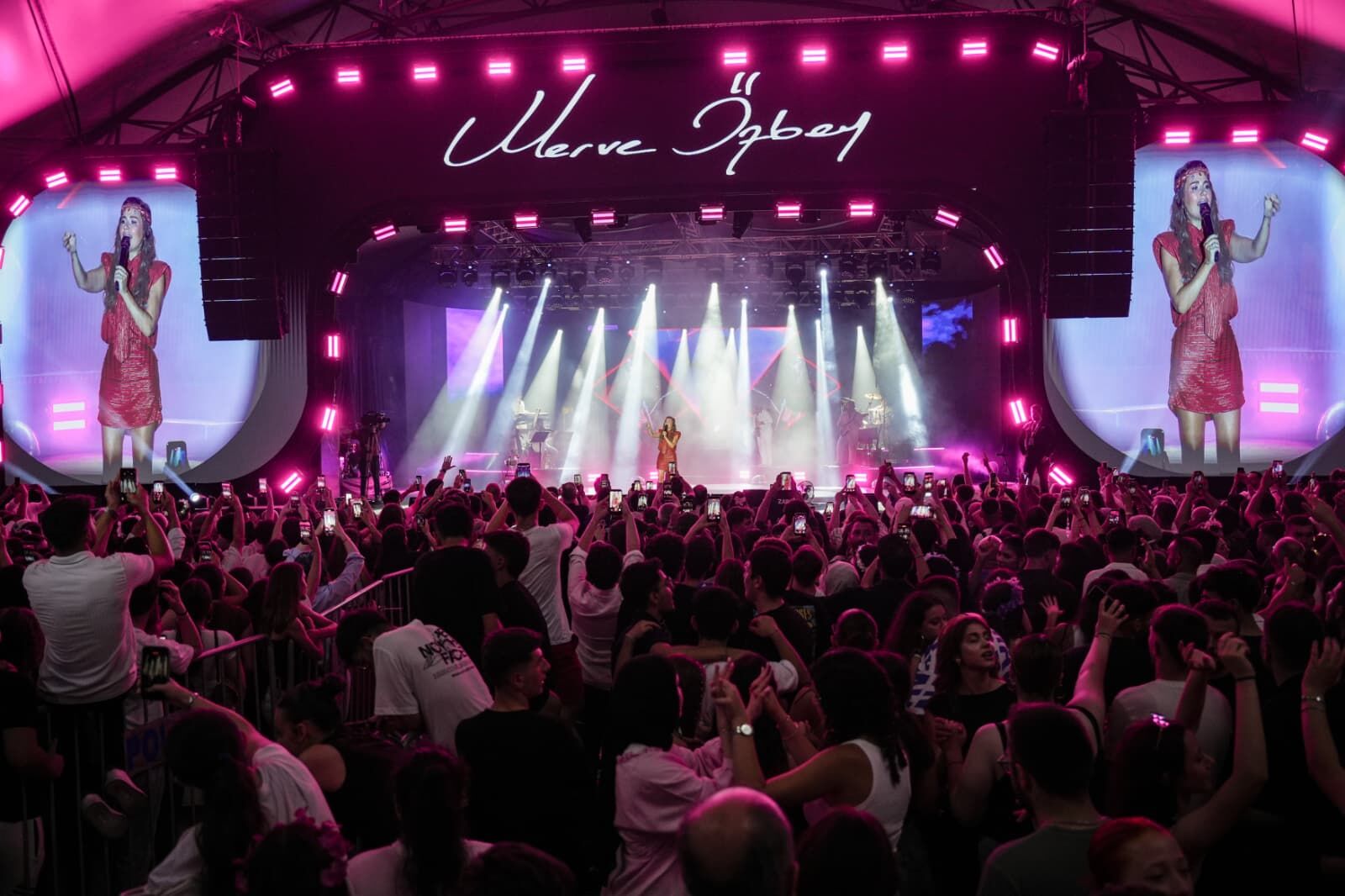 Merve Özbey 52. Uluslararası Arhavi Festivali’nde Sahne Aldı (1)