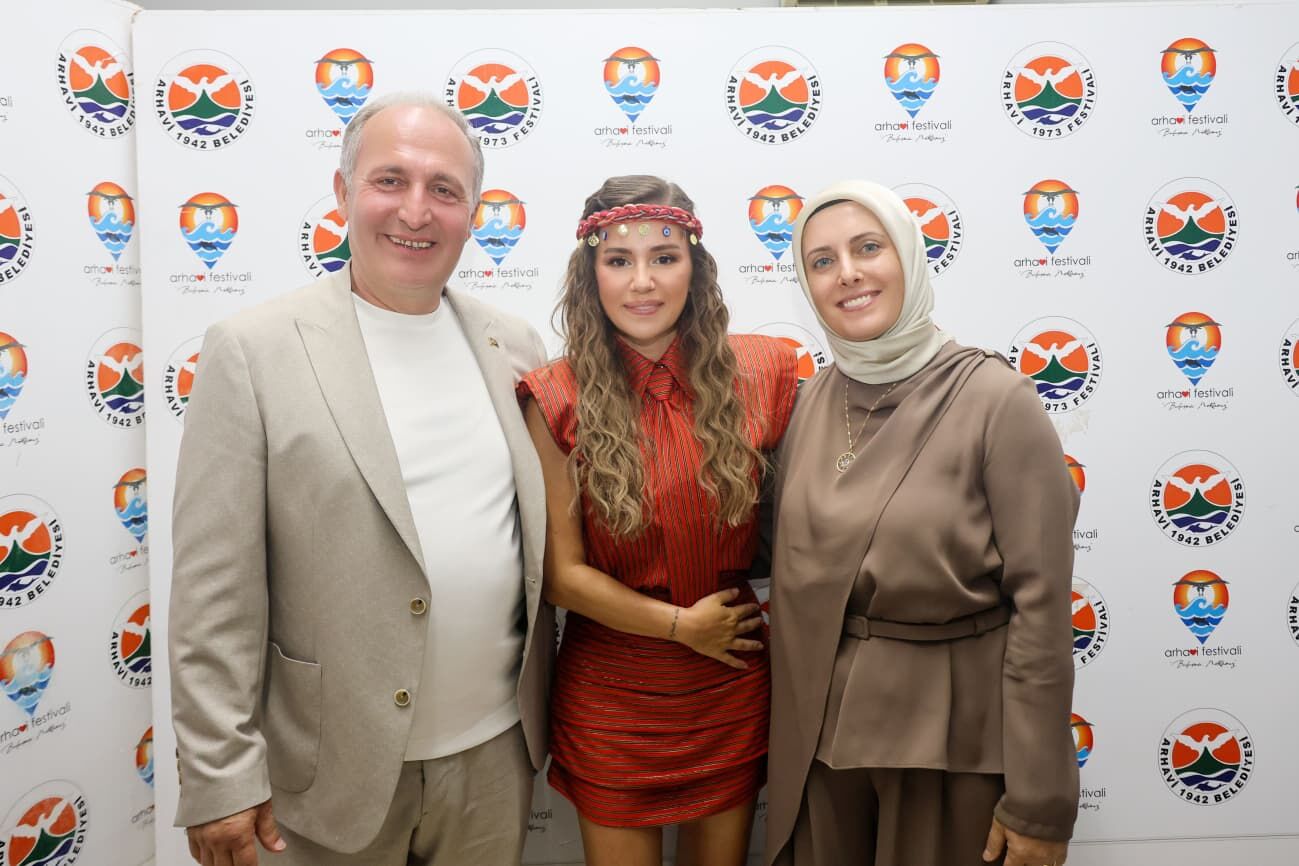 Merve Özbey 52. Uluslararası Arhavi Festivali’nde Sahne Aldı (3)
