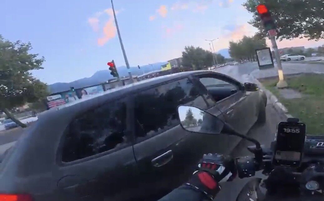 Motosiklet Sürücüsünü Sıkıştırdı, Araçtan Indi, Saldırdı 180 Bin Lira Ceza Yedi! (2)