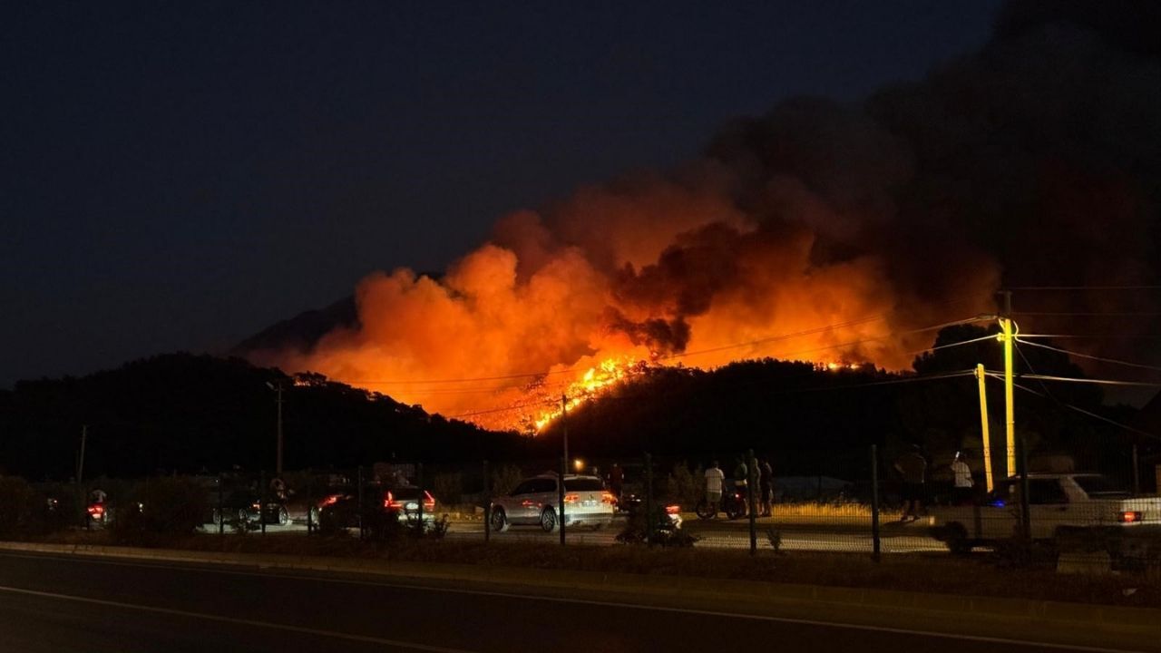 Muğla Fethiye'de Orman Yangını Alevler Evlere Yaklaştı2