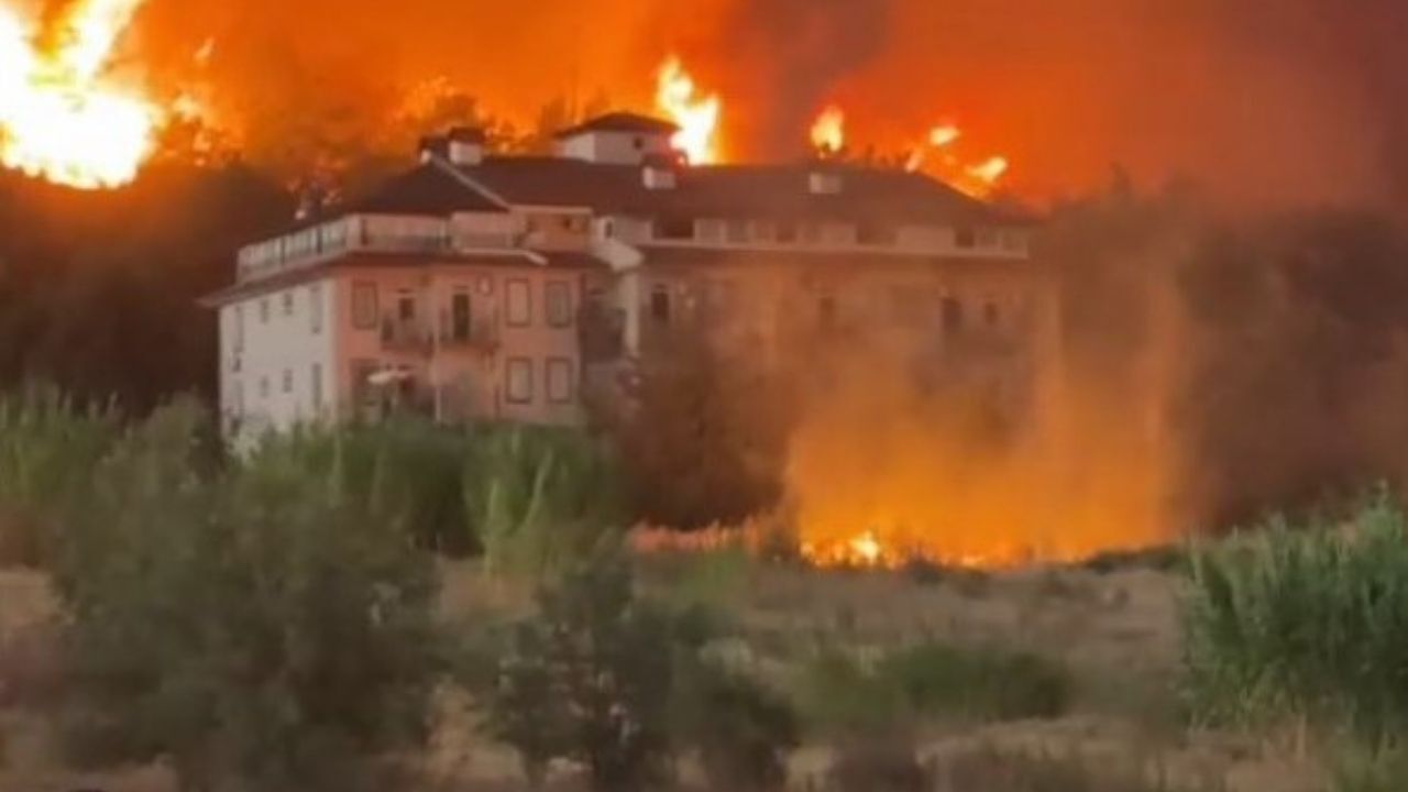 Muğla Fethiye'de Orman Yangını Alevler Evlere Yaklaştı4