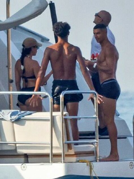 Ronaldo Ailesinin Lüks Yat Keyfi! (4)