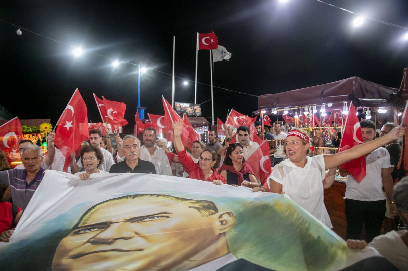 Sahilde Meşaleli Zafer Korteji! (2)