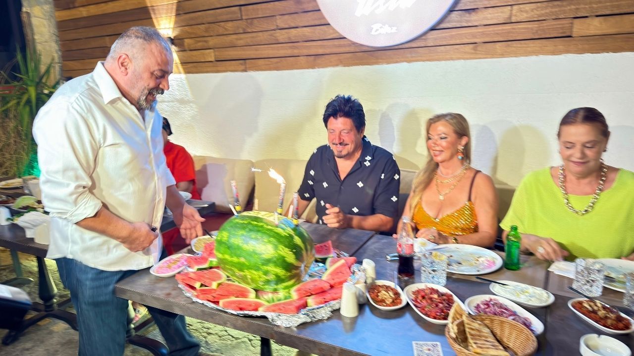 Sanatçı Ekin Akkaş'ın Doğum Günü Pastası Karpuz Oldu1