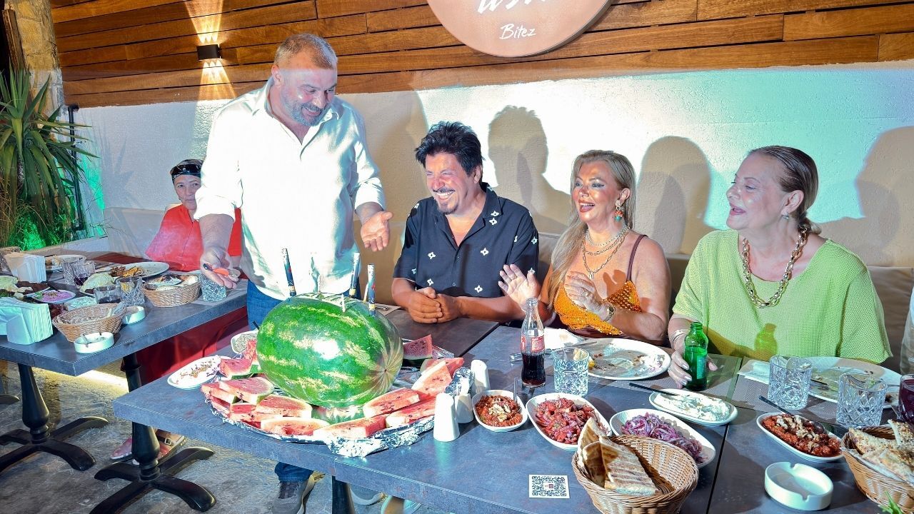 Sanatçı Ekin Akkaş'ın Doğum Günü Pastası Karpuz Oldu2
