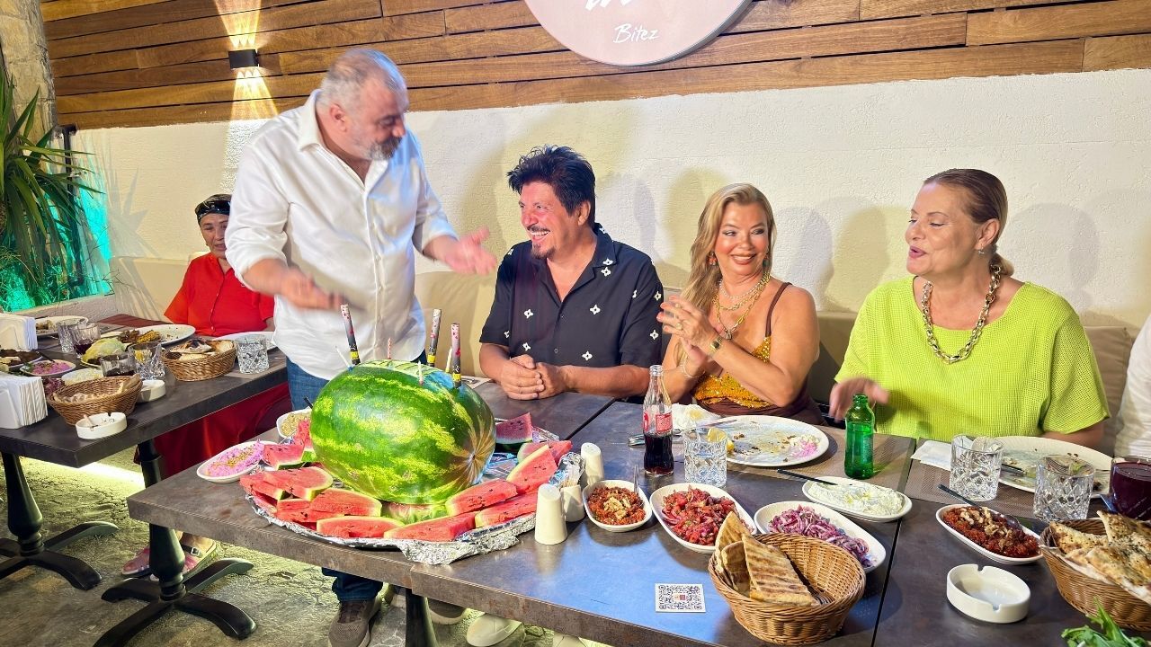 Sanatçı Ekin Akkaş'ın Doğum Günü Pastası Karpuz Oldu3