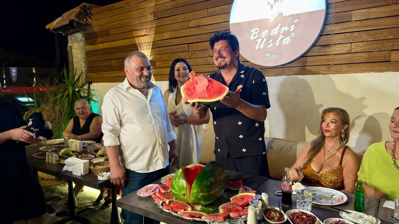 Sanatçı Ekin Akkaş'ın Doğum Günü Pastası Karpuz Oldu6
