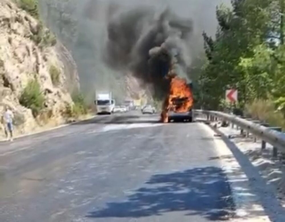 Seydikemer'de Seyir Halindeki Otomobil Alev Aldı1