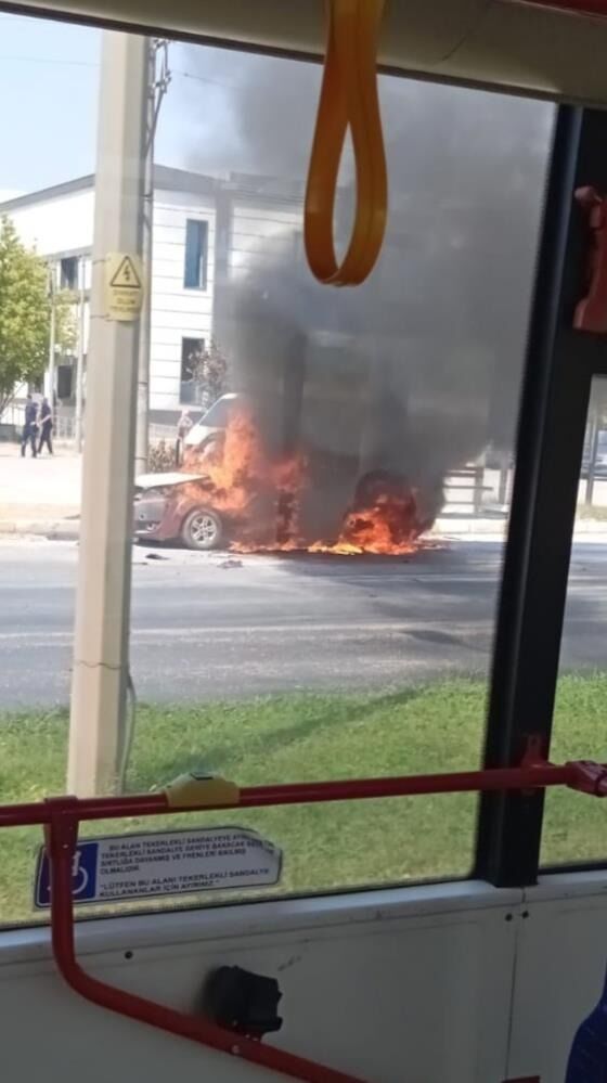 Seyir Halindeki Otomobil Alev Topuna Döndü 1