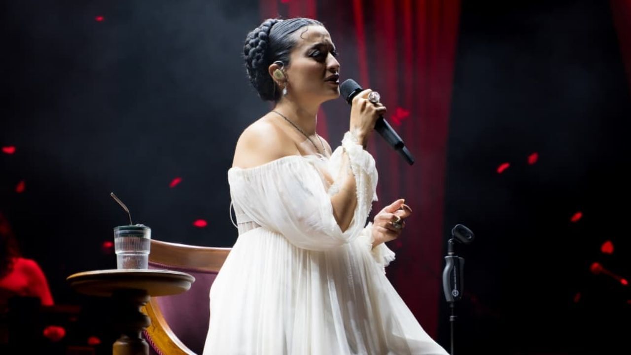 Melike Şahin Harbiye’de binlerce müziksevere unutulmaz bir gece yaşattı!