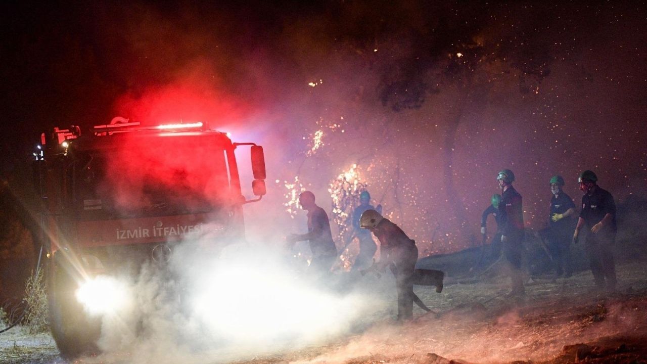 Aşırı sıcak ve kuvvetli rüzgârın yangın riskini tırmandırdığı İzmir’de Büyükşehir Belediyesinden acil önlem çağrısı geldi.