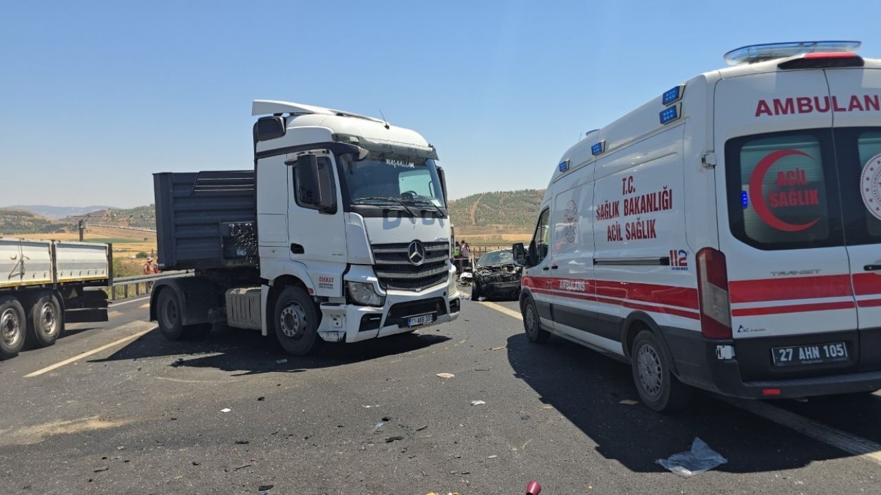 İki tır ve iki otomobilin karıştığı zincirleme kazada otoyol savaş alanına döndü. 35 yaşındaki anne ile 3 yaşındaki oğlu hayatını kaybederken, iki kişi ağır beş kişi yaralandı.