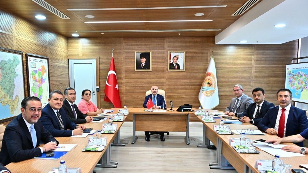 Denizli sanayisinin İzmir limanlarına erişim maliyetini düşürecek elektrikli demiryolu hattı, tünel projeleri ve YHT ağına katılım talepleri Vali Yavuz Selim Köşger başkanlığında düzenlenen toplantıda masaya yatırıldı.